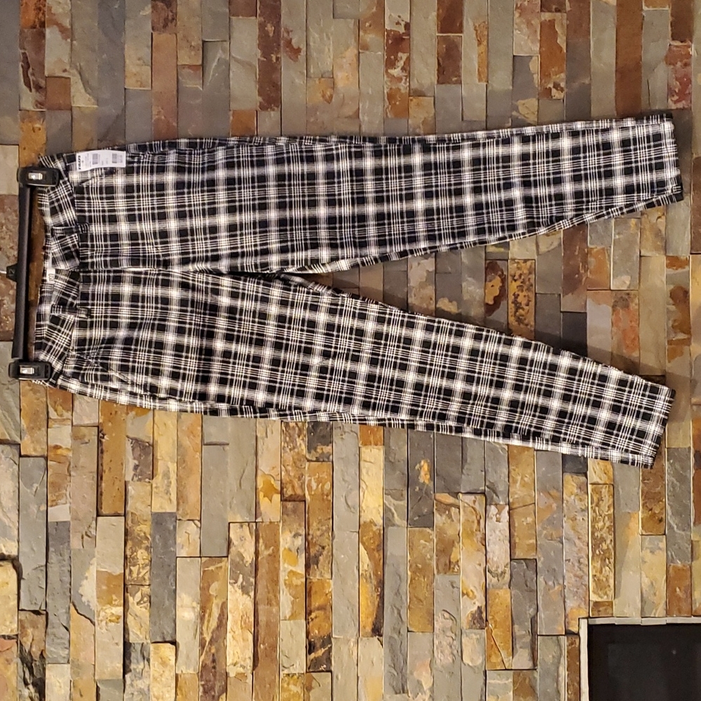 Tillys Black and white plaid pants S new with tags